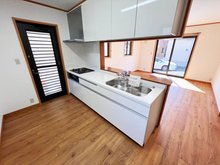 大前町（山前駅） 1399万円 キッチン｜清潔感のある白いシステムキッチン♪お料理をしながらでもリビング全体が見渡せる対面式キッチンです。