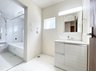 大字安行原 3180万円 窓のある明るい洗面所で毎日の身支度も気持ち良くお使い頂けます。