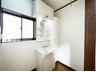 城南１（岩槻駅） 1880万円 窓のある明るい洗面所で毎日の身支度も気持ち良くお使い頂けます。
