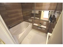 ベルハイム戸田 ワイドミラー付きの浴室！お子様と一緒に入浴した際に鏡越しに様子をうかがえます。