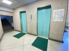 川口ハイツ マンション内の移動も楽チンのエレベーター２基完備！内部には防犯カメラも付いてますよ！