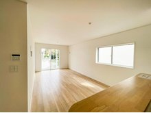片倉２（片倉町駅） 4980万円～5350万円 《１号棟》 2面採光で明るい室内。家具がすっきり置けるきれいな長方形です。