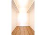金山町（三枚橋駅） 2690万円 2階の洋室には、クローゼットと収納スペースがございます。お洋服や小物類などを収納できるのでお部屋をいつもスッキリ保てます。（同仕様・同形状写真）