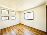 金山町（三枚橋駅） 1990万円 南向きの寝室なので窓から光が存分に注がれるので、室内はいつも明るく温かです。家具を置くだけでもオシャレな空間に。（2023年9月撮影）