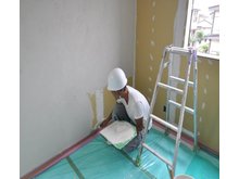 リフィールド大島町B棟　【一戸建て】 稚内珪藻土の塗り壁全物件の室内は、壁と天井・収納内に至るまで全ての面に「稚内珪藻土」の塗り壁が標準装備です。家族みんなのカラダに優しい「空気がキレイな室内空間」を提供します。珪藻土の塗り壁の特徴としては、室内の湿度を快適な湿度にコントロールしてくれることにより、結露を防いだり、有害物質やアレルギーの原因物質・生活臭などの匂いを分解しクリーンな空気を保ちます。