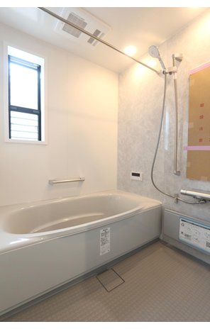 東大島２（勝田駅） 3180万円 浴槽は小さなお子様でもつかみやすい形状で楽しい親子入浴を支えるミナモ浴槽。ゆったり広々、リラックス入浴。湯につかる心地よさを感じることができます