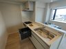 立川錦町スカイマンション　当社グループ会社保有住戸 システムキッチンも新規交換済で、人気の対面式を採用しました。食洗器、浄水器も完備しています。