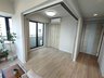 立川錦町スカイマンション　当社グループ会社保有住戸 リビングに隣接する４．５帖の洋室です。そのまま洋室としても良し、リビングの一部の様に使っても良しの、自由度の高い空間です。