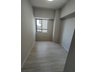 立川錦町スカイマンション　当社グループ会社保有住戸 玄関側の５帖の居室にも窓が有り、風を通しやすい造りとなっております。エアコン設置も可能です。