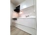 ブライトコート平井 室内（2023年10月）撮影 上部に吊戸棚が付いた収納豊富なキッチンは清潔感のあるホワイト色を採用しています。