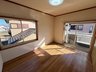 加養（下妻駅） 1198万円 室内（2024年2月）撮影 ２階６帖洋室 窓からも明るい陽射しが注ぎ込み、部屋中を照らしてくれます。