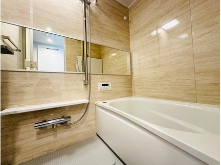 ライオンズマンション鴨居 毎日の疲れを癒すバスルームはもちろん追い焚き機能ございます。浴室換気乾燥機も装備しています♪