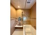 相生町２（下新田駅） 2698万円 浴室乾燥機付きのバスルーム｜大きな鏡付で、使いやすさはもちろん広さも演出してくれます。シャワーヘッドの位置の微調整がきくのも嬉しいポイントです。