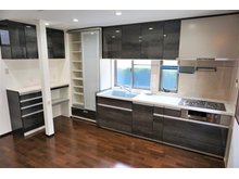 西寺尾３（大口駅） 4580万円 壁付けタイプのキッチンは空間を広々使えるメリットがあります。収納棚も豊富にあり、お料理もはかどります♪