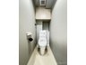 アーバンキャッスル高島平ウエスト 快適な温水洗浄機能付。トイレ周りで利用する小物の収納に嬉しい収納棚付。