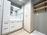 アーバンキャッスル高島平ウエスト 玄関近くに配置された洗面室は帰宅後の手洗いに便利です。