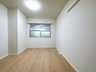 三ツ沢ハイタウン３号棟 約4.6帖の洋室です。お広さはコンパクトですが、正方形に近い形のため家具の設置もし易いお部屋になっております。