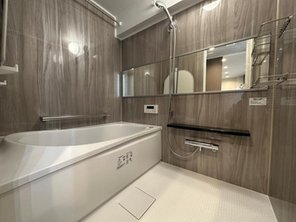 三ツ沢ハイタウン３号棟 シックなデザインのバスルームです。毎日の疲れを癒す落ち着いた印象に仕上がっております。追い焚き機能・浴室換気乾燥機も完備。