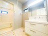 羽沢町（羽沢横浜国大駅） 5580万円 三面鏡洗面化粧台は鏡の裏も収納スペースになっており、小物が多く散らかりやすい洗面まわりもすっきり片づけられます♪