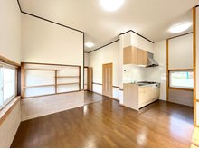 広沢町５（小俣駅） 980万円 ●リビング｜ひろびろとしたLDK。大きなソファやテーブル、テレビを置いてもゆとりのある空間です♪*木目調の床材であたたかな室内を演出します。（2023年4月撮影）