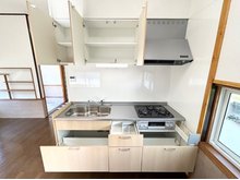 広沢町５（小俣駅） 980万円 ●キッチン｜収納豊富なキッチン！調理器具や食器の置き場にはもう困りません♪また、広々とした清潔感のある調理スペースは、お子様と一緒にお料理が楽しめます。（2023年4月撮影）