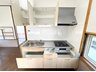 広沢町５（小俣駅） 1080万円 ●キッチン｜収納豊富なキッチン！調理器具や食器の置き場にはもう困りません♪また、広々とした清潔感のある調理スペースは、お子様と一緒にお料理が楽しめます。（2023年4月撮影）