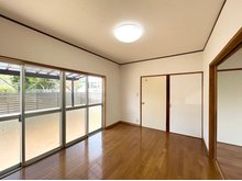 広沢町５（小俣駅） 980万円 ●洋室｜あたたかな陽の光が入ってきやすい洋室♪収納もしっかり確保されています。（2023年4月撮影）