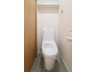 七栄 2810万円 1階トイレ。トイレはLIXIL・ベーシアシャワートイレのホワイト色を使用しています。