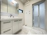 南浦和１（南浦和駅） 5780万円 窓のある明るい洗面所で毎日の身支度も気持ち良くお使い頂けます。