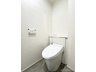 ルネ・グランステージ志木II 快適な温水洗浄機能付トイレ。便利な手洗いカウンターが設けられています。