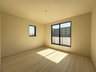 末広４（熊谷駅） 3290万円 主寝室｜ゆったり主寝室はベットやサイドテーブルを置いても広いスペースを確保できます。掃き出し窓は部屋いっぱいに空気と日差しを取り込めていいですね♪