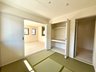 末広４（熊谷駅） 3290万円 和室｜４．５帖の小さめの和室は、１階ホールとリビングの両方から出入りできるようになっています。