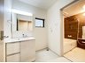 プラザ（指扇駅） 3280万円 たっぷりの収納を設けたシャワー付洗面台で快適な暮らし