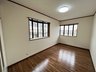 中村南６（荒川沖駅） 3398万円 室内（2023年6月）撮影 ２階居室 窓からも明るい陽射しが注ぎ込み、部屋中を照らしてくれます。