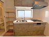 下目黒マンション ７階角部屋リフォーム中の当社グループ会社保有住戸 キッチン横には色々な用途で使えそうな収納棚を設置しました。窓のある風通しの良いキッチンです。