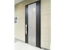 大字砂（新河岸駅） 2480万円 スッキリシンプルなデザインの玄関ドア