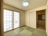 亀岡町（木崎駅） 1650万円 ●和室｜廊下側とリビングの２方から出入りできるので客間としても使用可能です。