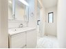 上木崎５（与野駅） 4799万円～5099万円 窓のある明るい洗面所で毎日の身支度も気持ち良くお使い頂けます。