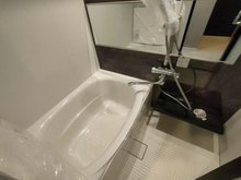 浅草橋グランドハイツ お風呂もユニットごと交換しております。残念ながら追い炊き機能はありませんが、浴室乾燥機は完備しています。