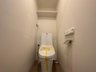 エヴァーグリーン横浜三ツ沢 収納付きのトイレ！ストックの置き場に困らず便利♪温水洗浄便座のリモコンは壁掛けタイプなのでお掃除がし易いです♪