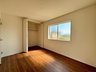 上之（熊谷駅） 3080万円 ２階洋室｜６帖の洋室は明るく快適に過ごせます。高い位置にある窓はお部屋が満遍なく明るくなり、家具の配置をしやすいところがいいですね。