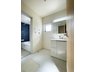 宮内２（北本駅） 2790万円 窓のある明るい洗面所で毎日の身支度も気持ち良くお使い頂けます。