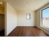田中（武川駅） 1990万円～2090万円 １号棟６．７５帖　主寝室｜ゆったり主寝室はベットやサイドテーブルを置いても広いスペースを確保できます。掃き出し窓は部屋いっぱいに空気と日差しを取り込めていいですね♪