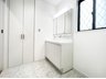 東町２ 3980万円 洗面室にもたっぷりの収納スペースを設置、タオル類や洗面道具もスッキリとしまえます
