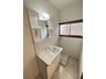 中村南２（荒川沖駅） 1048万円 室内（2023年7月）撮影 清潔感のある洗面化粧台は毎朝の身支度をサポートするリフトアップシャワー付き。