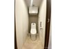 ライオンズガーデンシティふじみ野 快適な温水洗浄機能付。トイレ周りで利用する小物の収納に嬉しい収納棚付。