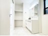 小泉７（北上尾駅） 2380万円 洗面室にもたっぷりの収納スペースを設置、タオル類や洗面道具もスッキリとしまえます