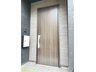栄１（大泉学園駅） 3799万円 木の温もりが感じられるシンプルな玄関ドアがお迎えします