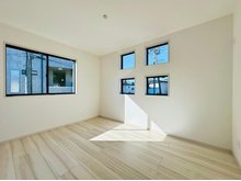広沢町１（新桐生駅） 1799万円 居室｜南向きの寝室なので窓から光が存分に注がれるので、室内はいつも明るく温かです。家具を置くだけでもオシャレな空間に。（2023年12月）撮影