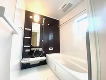 船橋市上山町3丁目　【一戸建て】 明るく広々とした浴室です。浴室乾燥機が備え付けてあるため梅雨に時期でも洗濯物が乾きます。